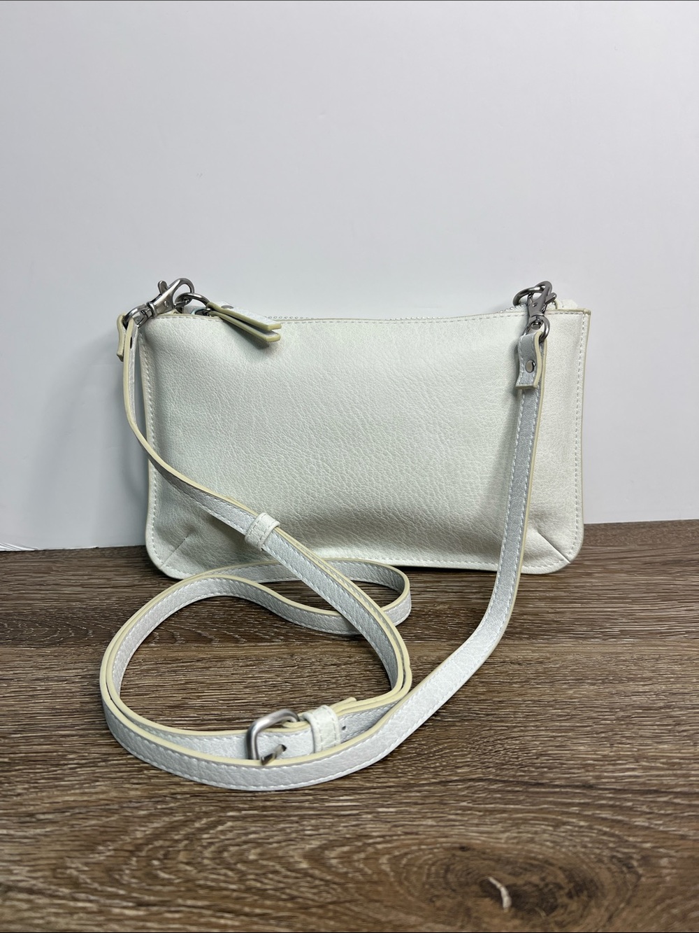 BURANO White Vegan Leather Crossbody Wallet Clutch Purse